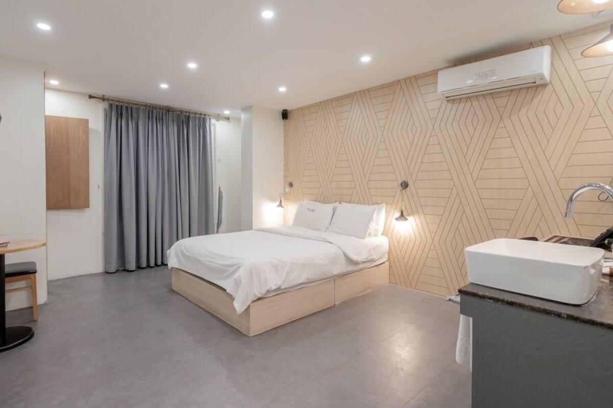Standard Double Room | WiFi (free), individually decorated, individually furnished, bed sheets