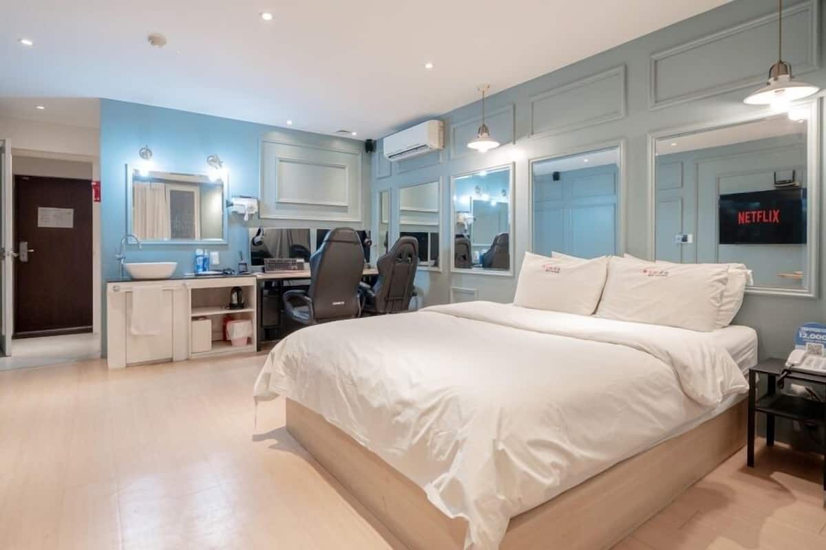 Deluxe Double Room | WiFi (free), individually decorated, individually furnished, bed sheets