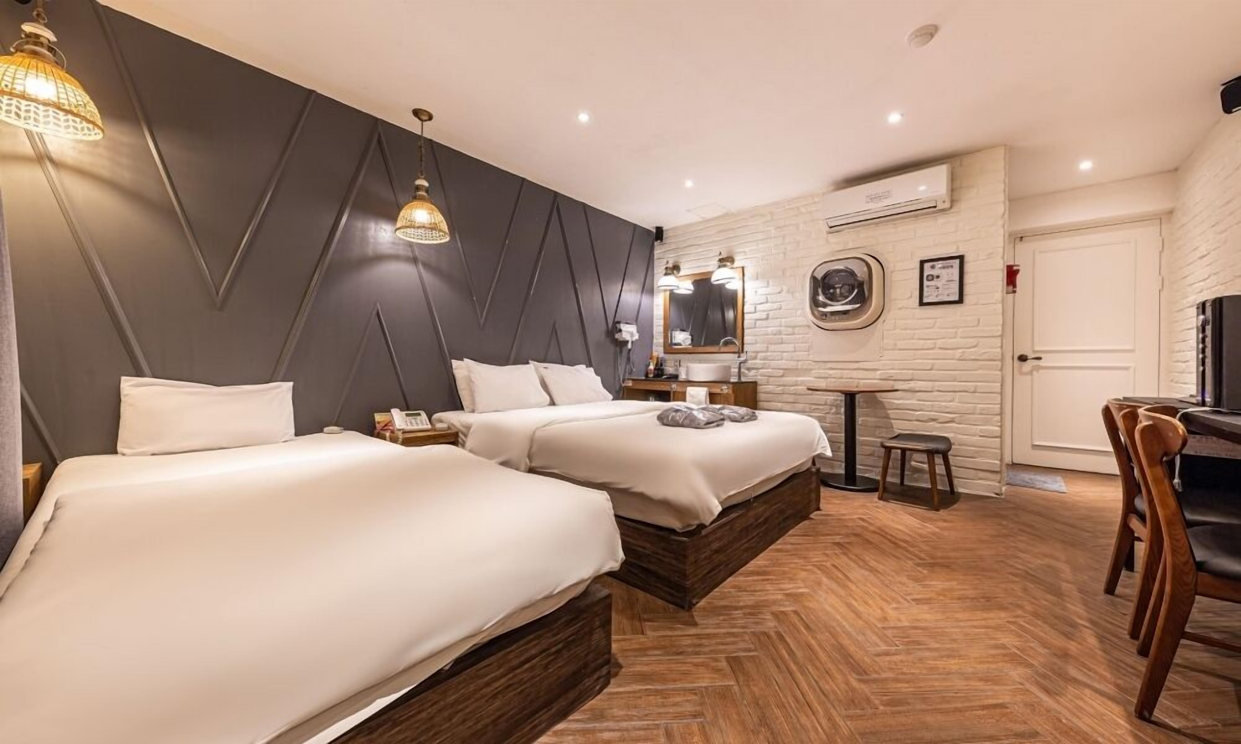 Habitación económica con 2 camas individuales | Decoración individual, mobiliario individual, wifi gratis y ropa de cama