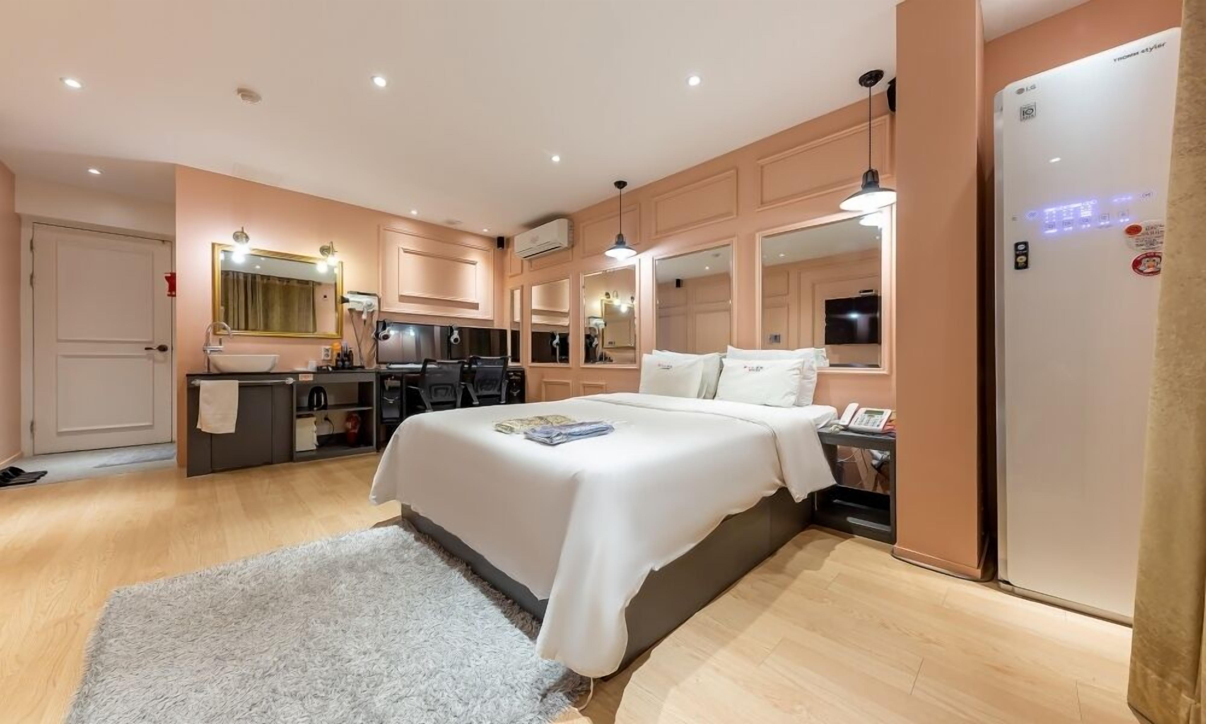 Habitación Deluxe doble | Decoración individual, mobiliario individual, wifi gratis y ropa de cama