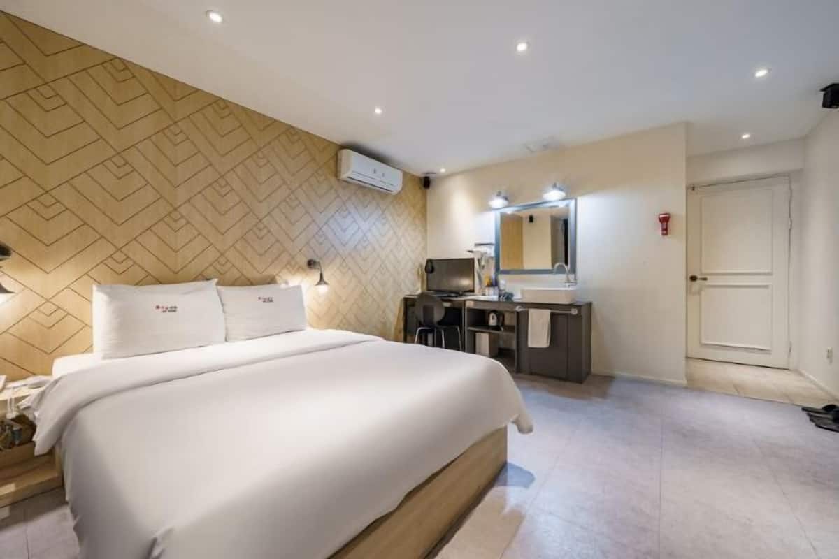 WiFi (free), individually decorated, individually furnished, bed sheets