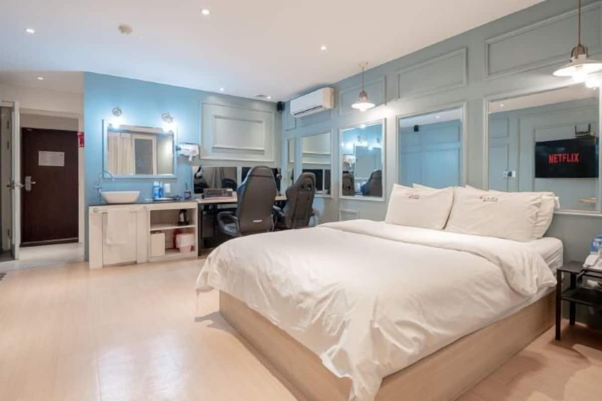 WiFi (free), individually decorated, individually furnished, bed sheets