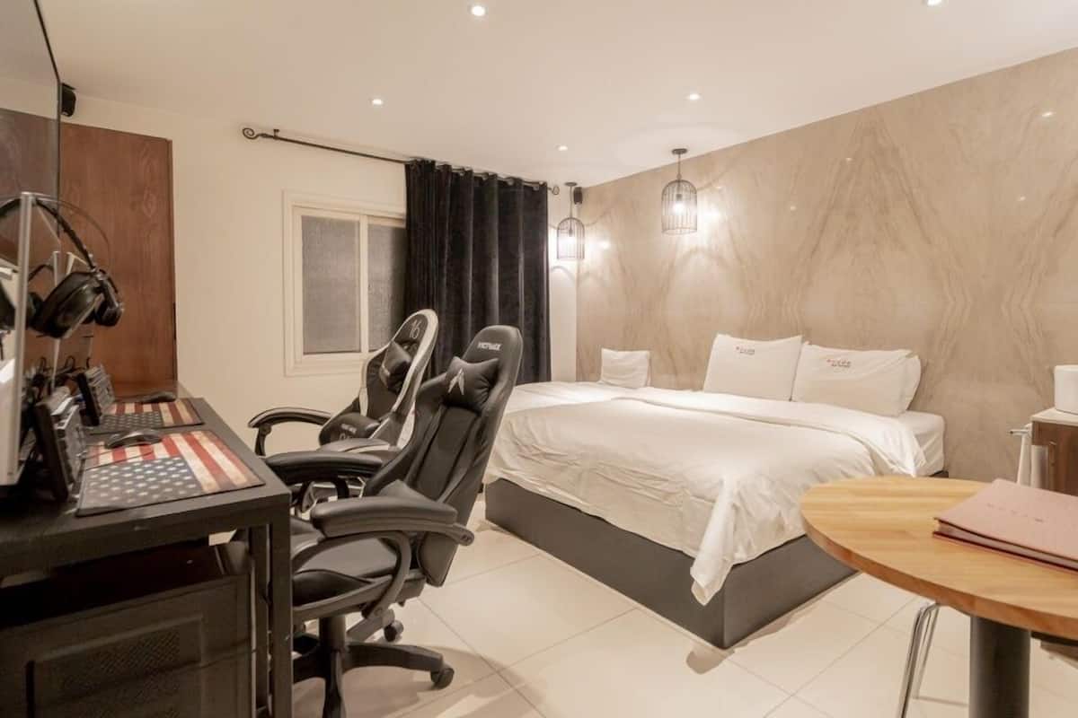 Economy Twin Room | WiFi (free), individually decorated, individually furnished, bed sheets