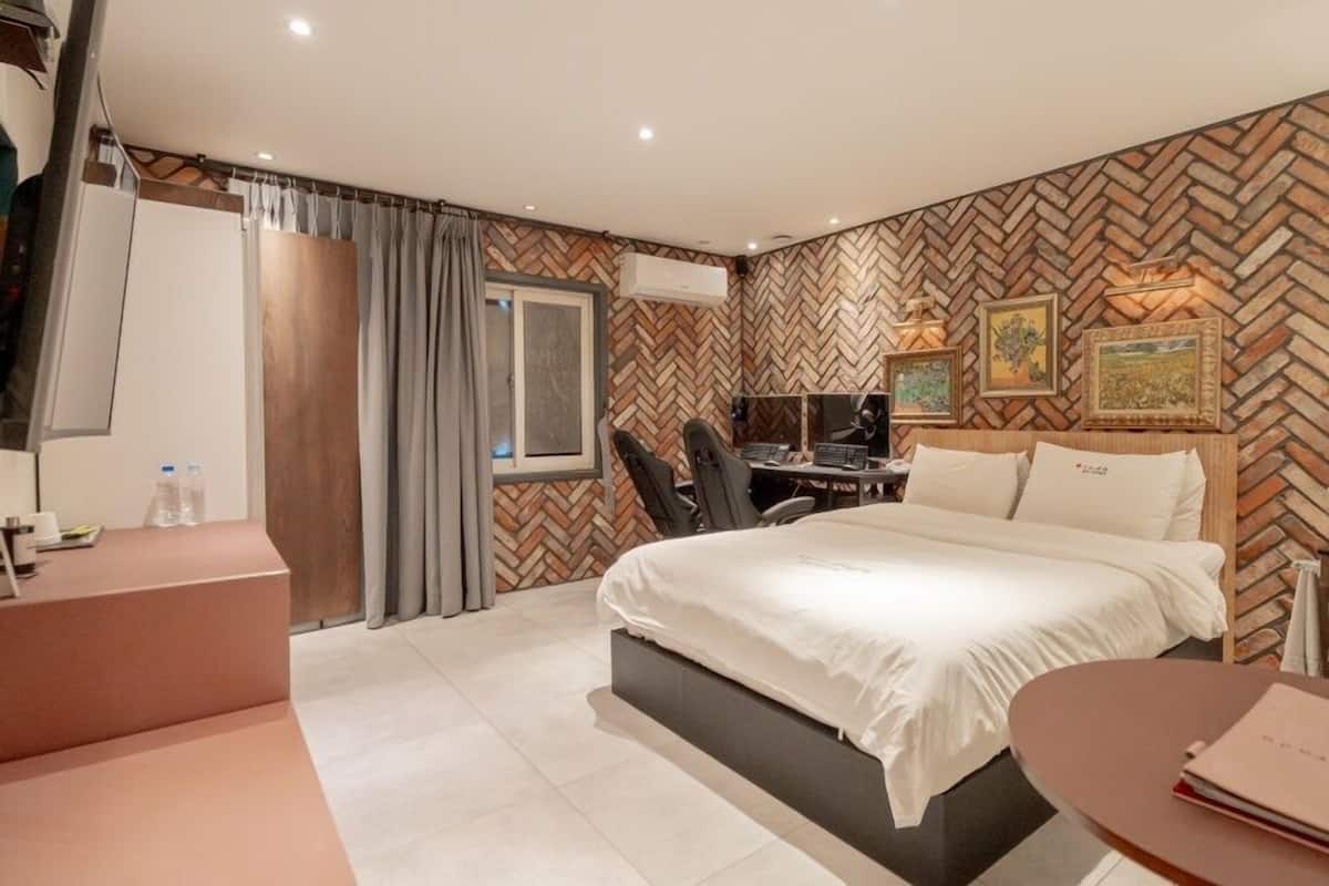 Studio | WiFi (free), individually decorated, individually furnished, bed sheets