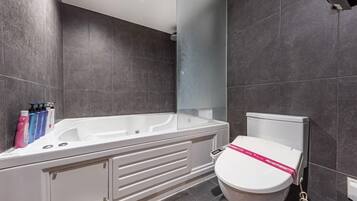 Queen Room - Spa | Bathroom | Free toiletries, hair dryer, bathrobes, slippers