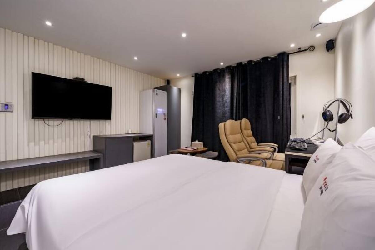 Individually decorated, individually furnished, free WiFi, bed sheets