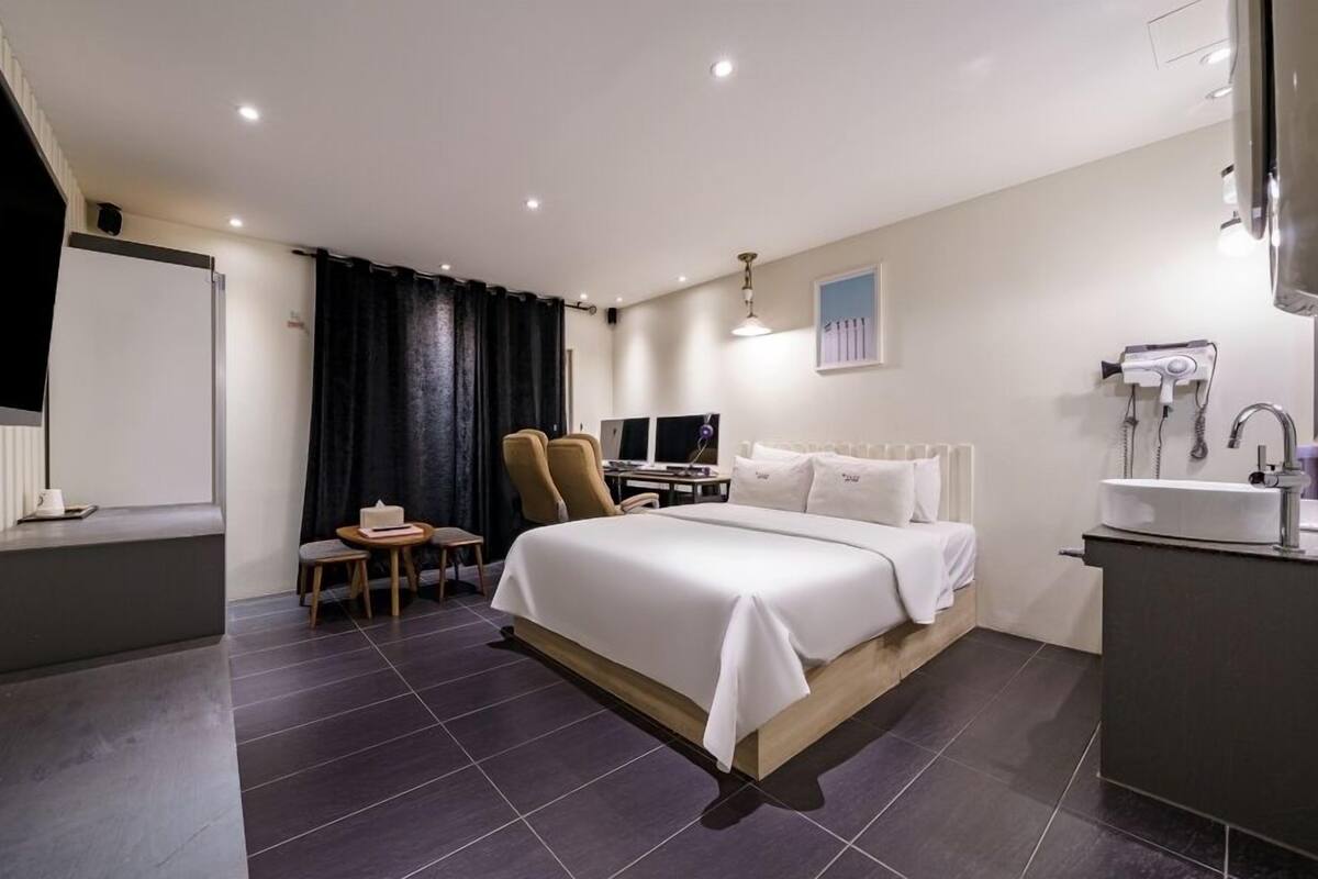 Studio | Individually decorated, individually furnished, free WiFi, bed sheets