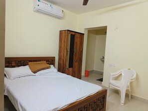 7 bedrooms, WiFi, bed sheets - Ks rooms near by temple and giripradashan road car parking available (Tiruvannamalai)