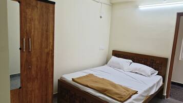 7 bedrooms, WiFi, bed sheets