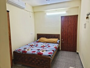7 bedrooms, WiFi, bed sheets