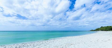 En la playa, camastros, toallas de playa y kayaks