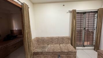 디럭스 아파트 | 거실 공간