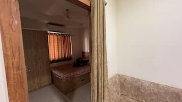 Deluxe Apartment | Bathroom | Slippers, towels
