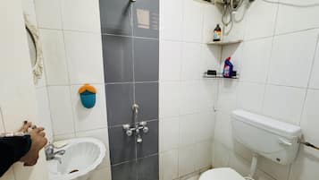 Apartamento luxo | Banheiro | Chinelos, toalhas de banho