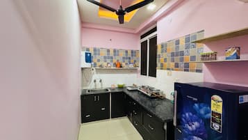 Apartamento luxo | Cozinha privada | Geladeira, cooktop, produtos de limpeza, toalhas de papel