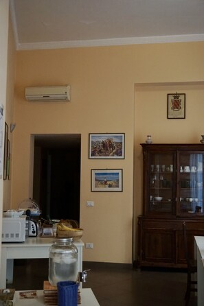 تلفزيون بشاشة مسطحة بحجم 23-بوصة يعرض قنوات تلفزيونية رقمية، طابعة