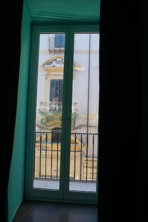 Quarto básico, 1 quarto, vista para a cidade | Edredons de pluma, frigobar, escrivaninha, quartos à prova de som