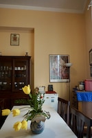 Camera Basic, 1 camera da letto, vista città | Area soggiorno | TV a schermo piatto 23 pollici con canali digitali, stampante