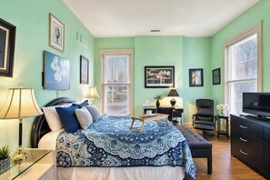3 bedrooms, desk, iron/ironing board, WiFi - The Hue House | Modern Comfort | Prime Location! (Louisville)