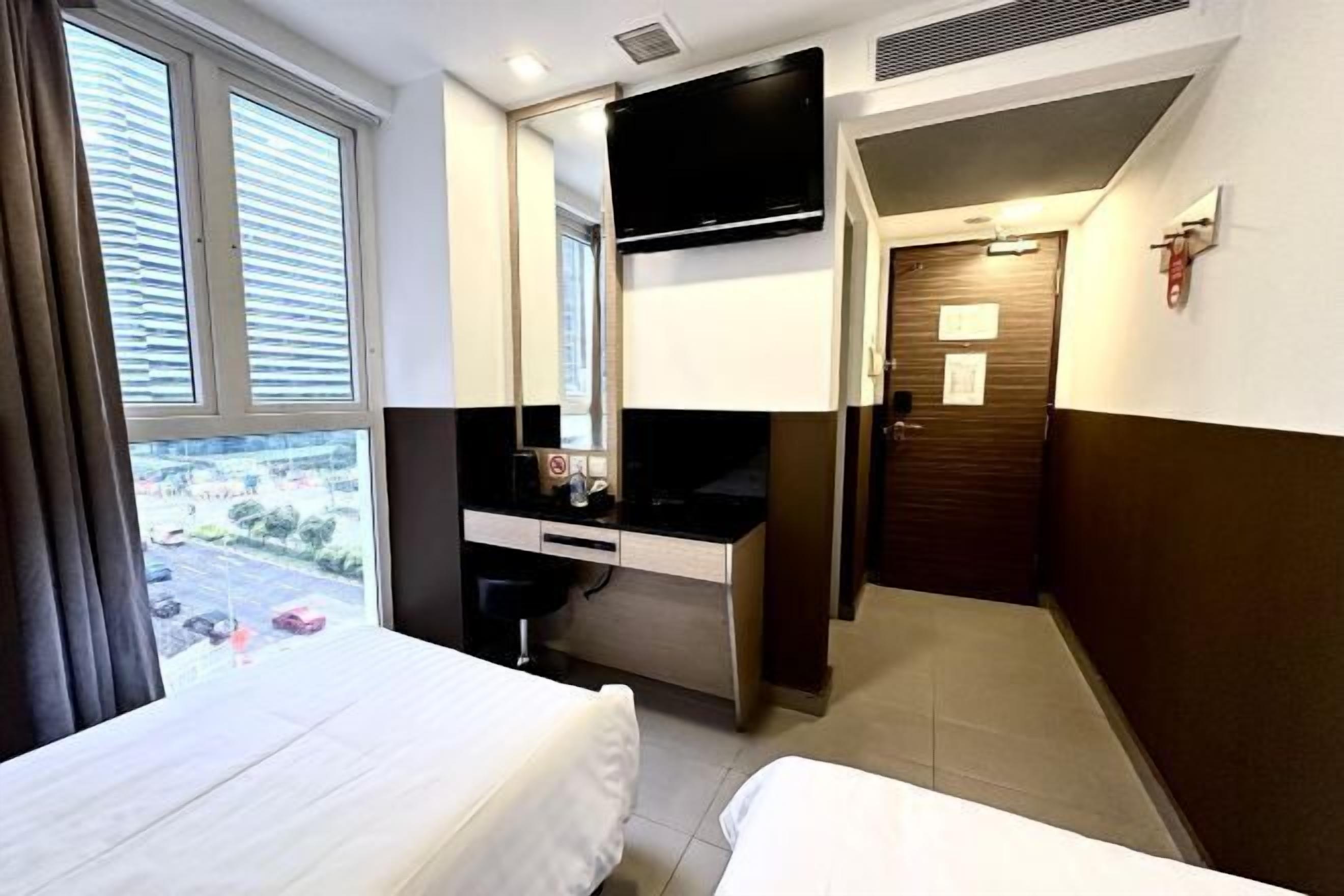 Escritorio, wifi gratis y ropa de cama 