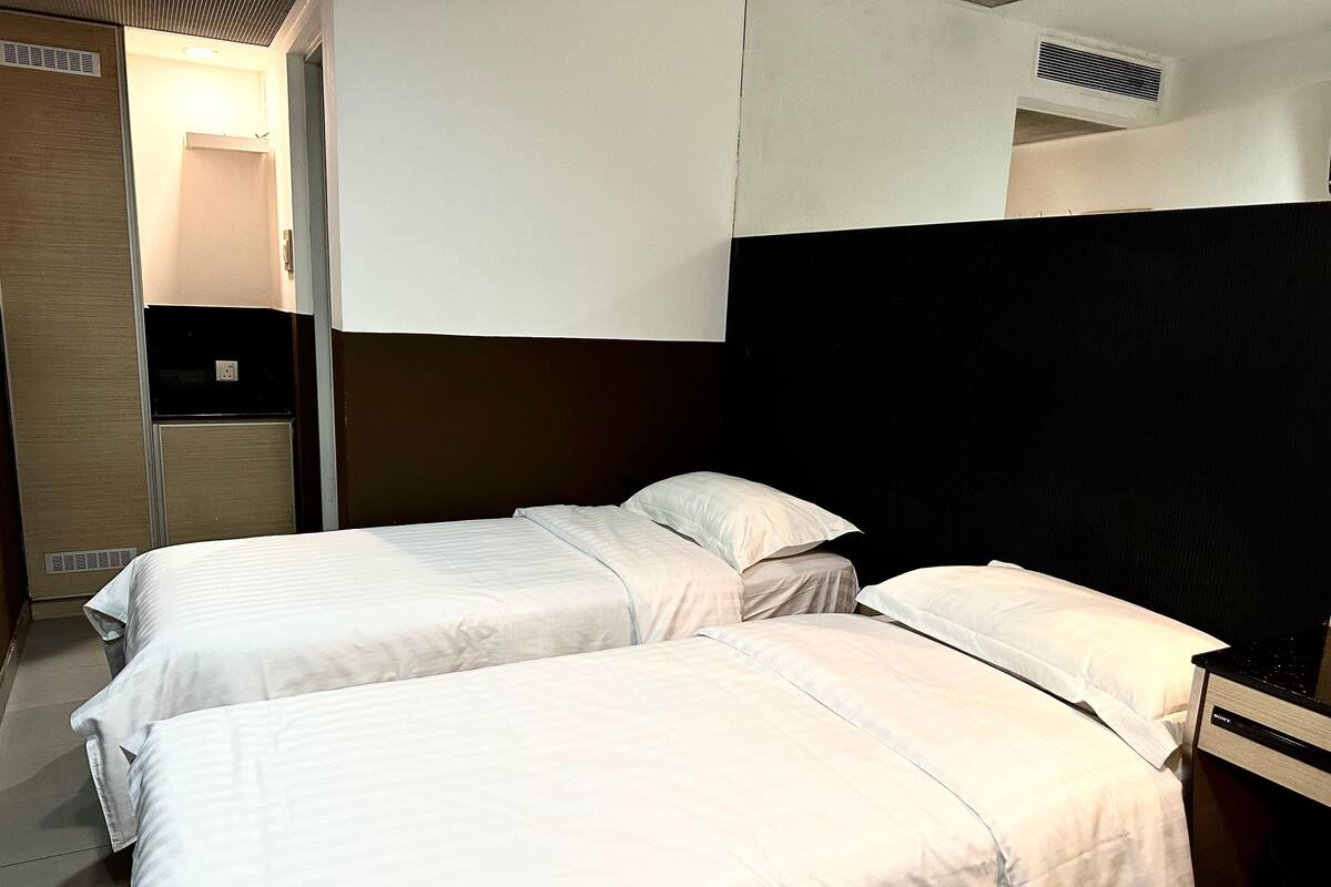 SNOOZE Classic Twin Room - No Window | Bàn, truy cập Internet không dây miễn phí, bộ trải giường 