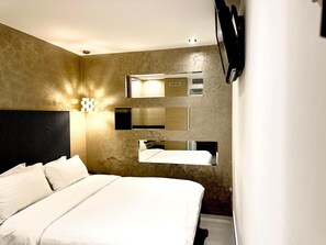SNOOZE Classic Queen Room - No Window | Desk, free WiFi, bed sheets - The Snooze Hotel Bugis (Singapore)