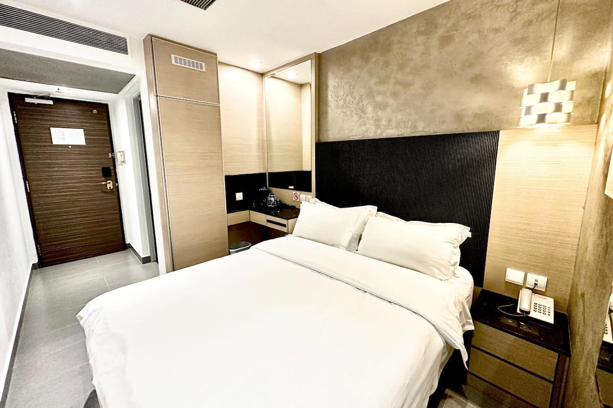 SNOOZE Classic Queen Room - No Window | Bàn, truy cập Internet không dây miễn phí, bộ trải giường 