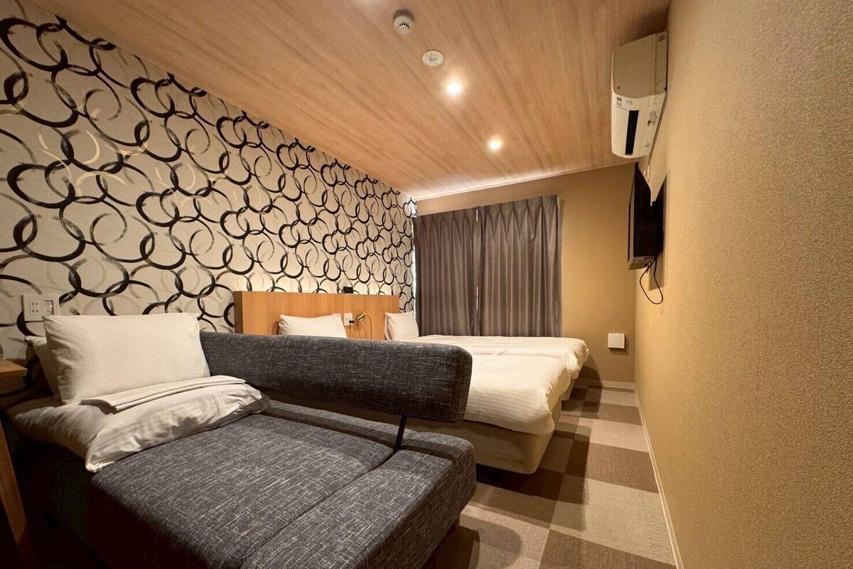 Quadruple Room | Desk, laptop workspace, soundproofing, iron/ironing board