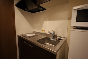 Fridge, microwave, cookware/dishes/utensils, freezer - Hotel the Point KiyomizuGojo (Kyoto)