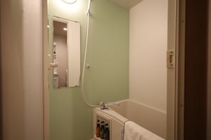 Basic-Zweibettzimmer | Badezimmer | Duschwanne, Regendusche, kostenlose Toilettenartikel, Haartrockner