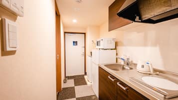 Refrigerador, microondas, utensilios de cocina, freezer