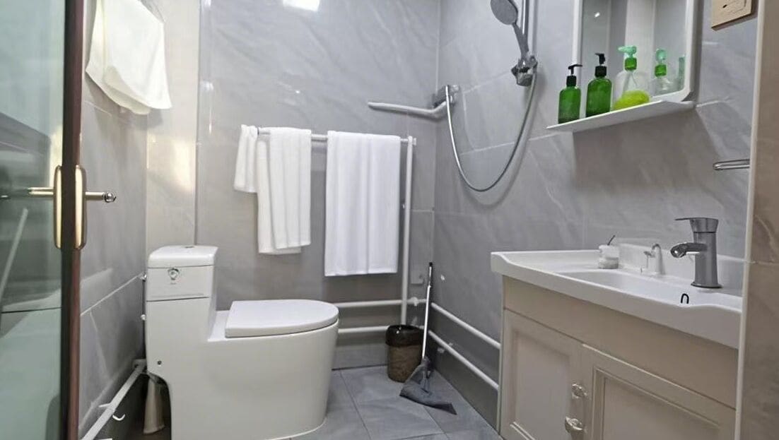Kamar Triple Keluarga, Beberapa Tempat Tidur, ensuite, pemandangan gunung | Kamar mandi | Shower dan pancuran hujan