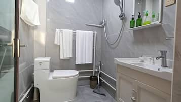 Kamar Triple Keluarga, Beberapa Tempat Tidur, ensuite, pemandangan gunung | Kamar mandi | Shower dan pancuran hujan