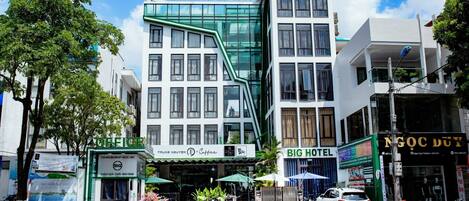 A modern building with the signage 'BIGGROUP.VN' and 'BIG HOTEL'.