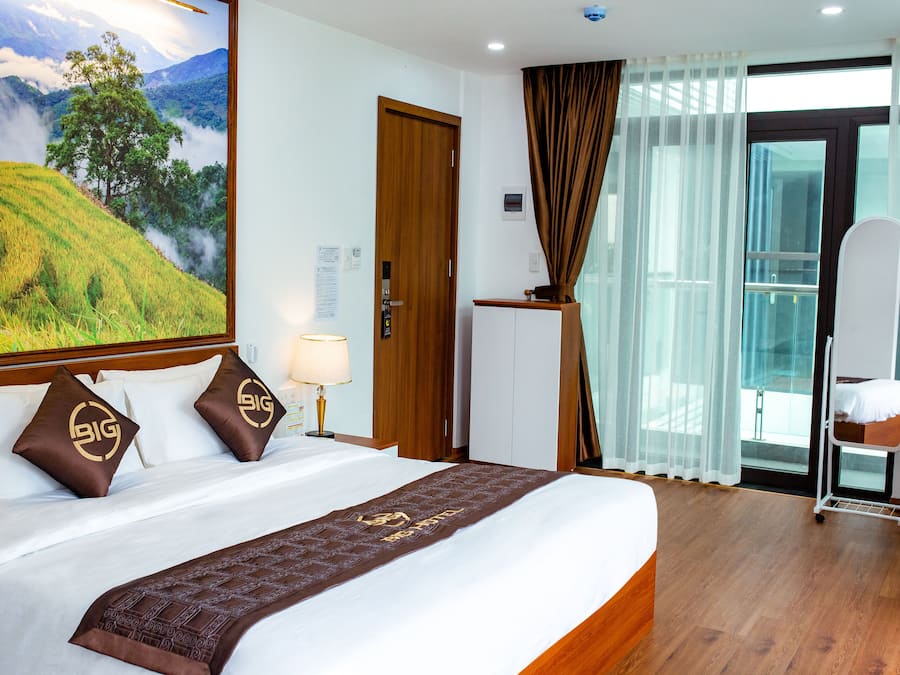 Phòng đơn Deluxe | Trang trí khác biệt, trang bị nội thất với thiết kế riêng biệt, bàn