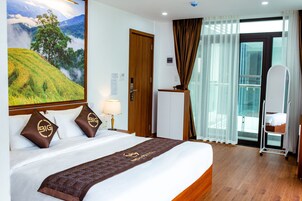 Deluxe Double Room Single Use | Individually decorated, individually furnished, desk, laptop workspace