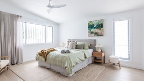 4 chambres, bureau, fer et planche à repasser, lit de bébé portatif