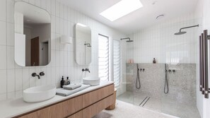 Douche, sèche-cheveux, serviettes fournies