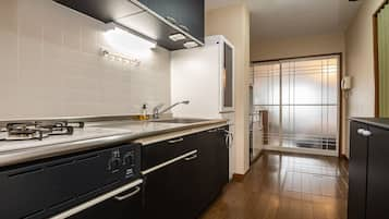 Economy Triple Room | Private kitchen | Mini-fridge, microwave, stovetop, dishwasher