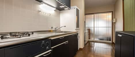 Economy Triple Room | Private kitchen | Mini-fridge, microwave, stovetop, dishwasher