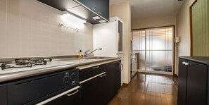 Economy Triple Room | Private kitchen | Mini-fridge, microwave, stovetop, dishwasher - Rose Park Nibankan (Funabashi)