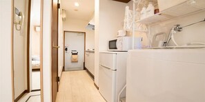 Basic-Dreibettzimmer | Eigene Küche | Mini-Kühlschrank, Mikrowelle, Herdplatte, Geschirrspüler