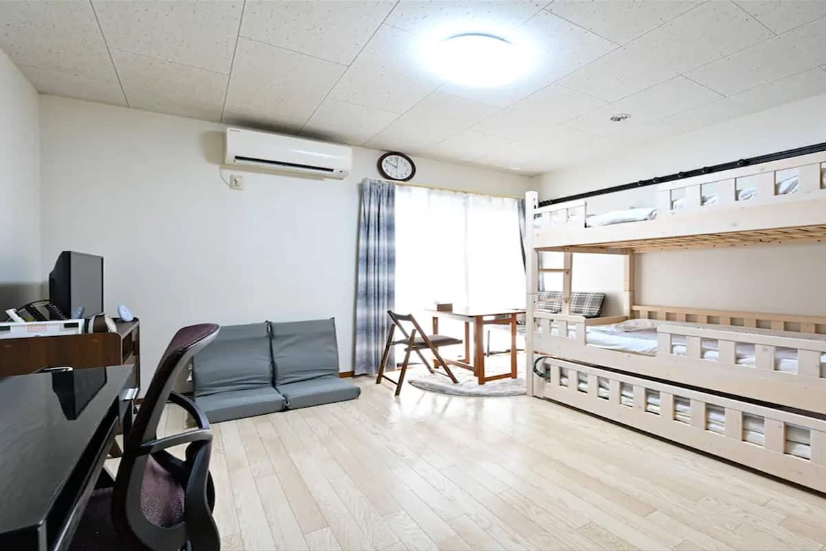 Habitación triple estándar | Decoración personalizada, muebles diferentes, escritorio y wifi gratis