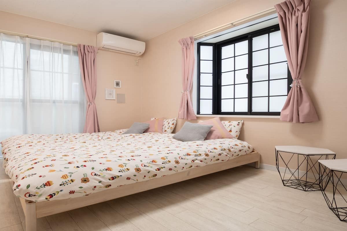 Habitación triple básica | Decoración personalizada, muebles diferentes, escritorio y wifi gratis