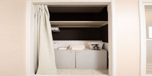 Basic Triple Room | Individually decorated, individually furnished, desk, free WiFi - Rose Park Nibankan (Funabashi)