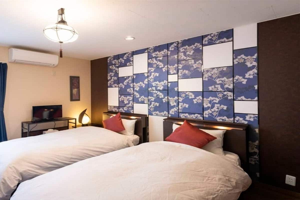 Habitación triple económica | Decoración personalizada, muebles diferentes, escritorio y wifi gratis