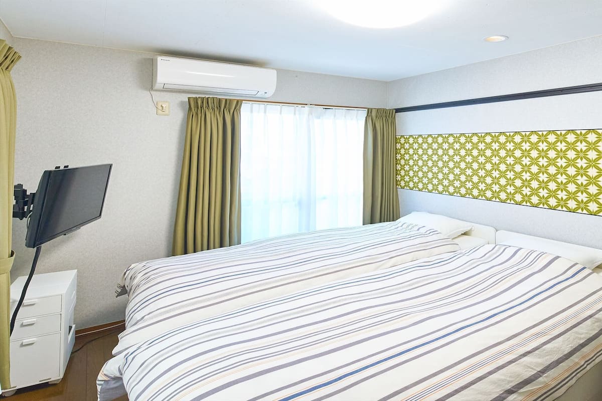Habitación básica con 2 camas individuales | Decoración personalizada, muebles diferentes, escritorio y wifi gratis