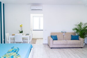 Apartamento exclusivo | Área de estar | TV de tela plana 32 polegadas com canais digitais