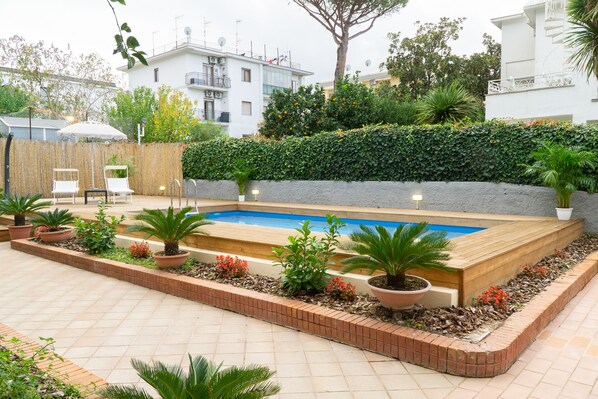 Seasonal outdoor pool, pool umbrellas, pool loungers - Summer Colors rooms & apartments (Meta)