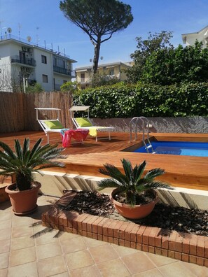 Seasonal outdoor pool, pool umbrellas, pool loungers - Summer Colors rooms & apartments (Meta)